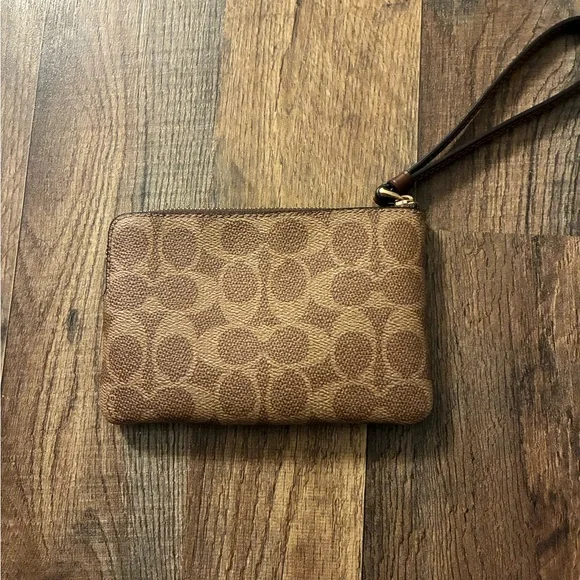 Coach corner zip wristlet - Picture 2 of 4